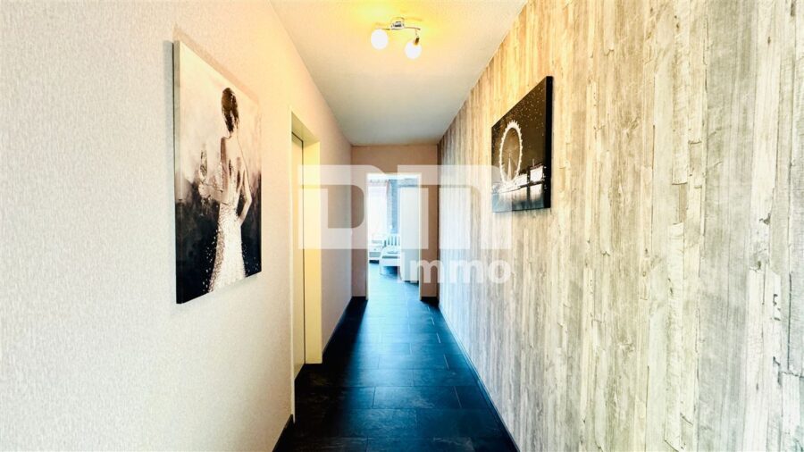 Vielseitiges Immobilien-Ensemble mit 2 modernisierten Haushälften + Carport und Garten/Terrasse - Haus 2 OG Flur / Diele
